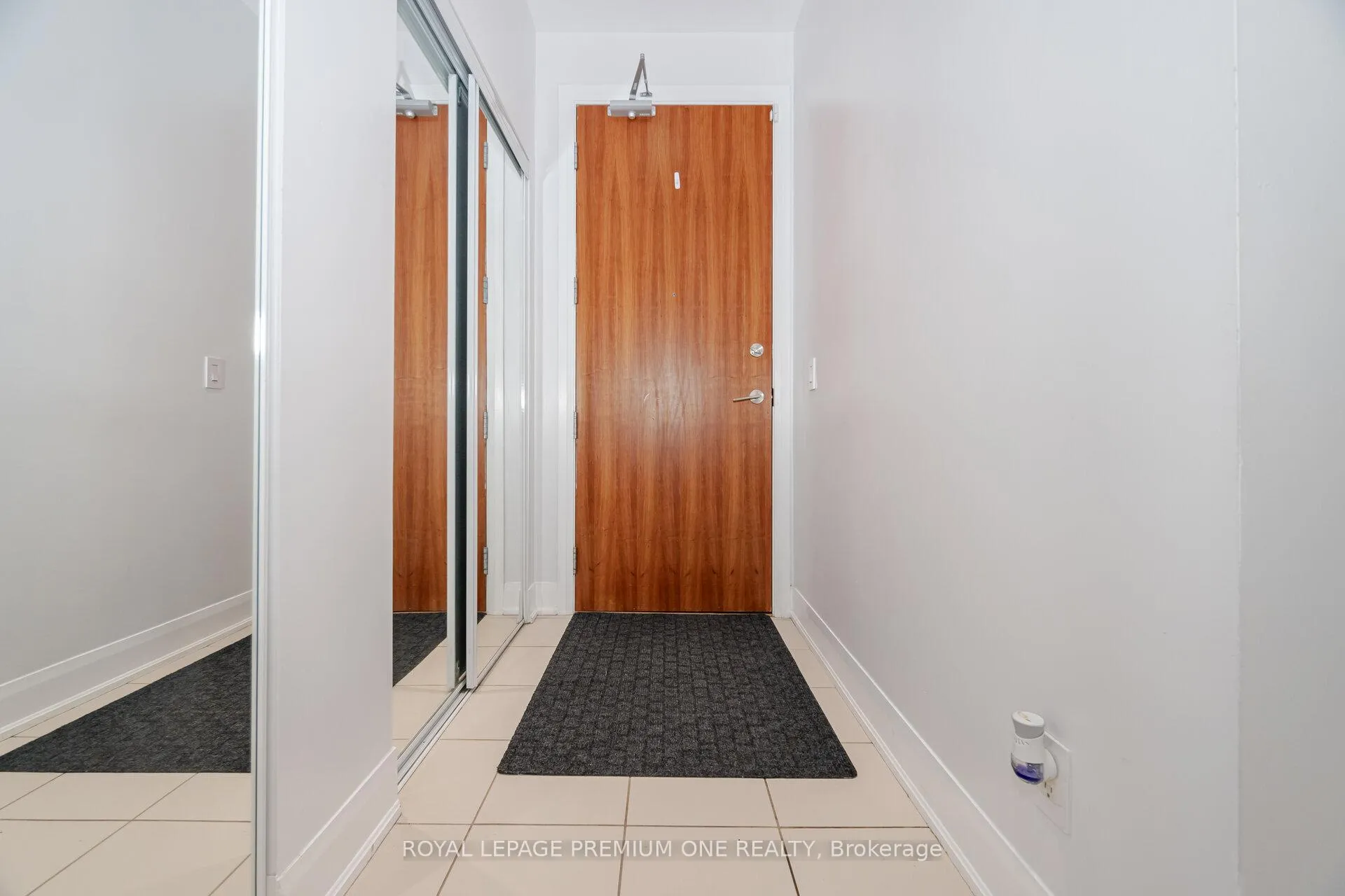 Photo 7 of Unit 107, 4700 Highway 7, Vaughan, East Woodbridge — HOMEH