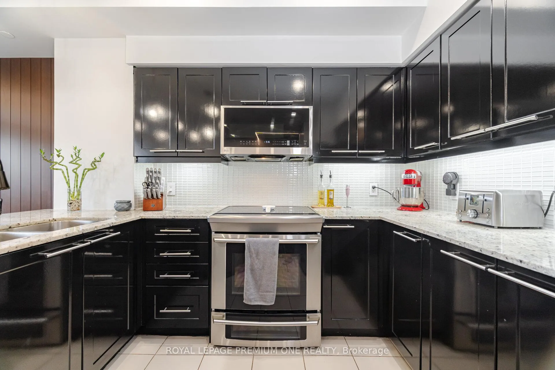 Photo 12 of Unit 107, 4700 Highway 7, Vaughan, East Woodbridge — HOMEH