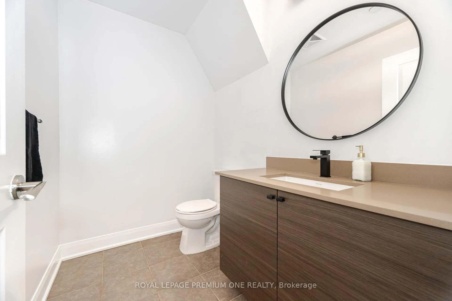 Photo 24 of Unit 107, 4700 Highway 7, Vaughan, East Woodbridge — HOMEH