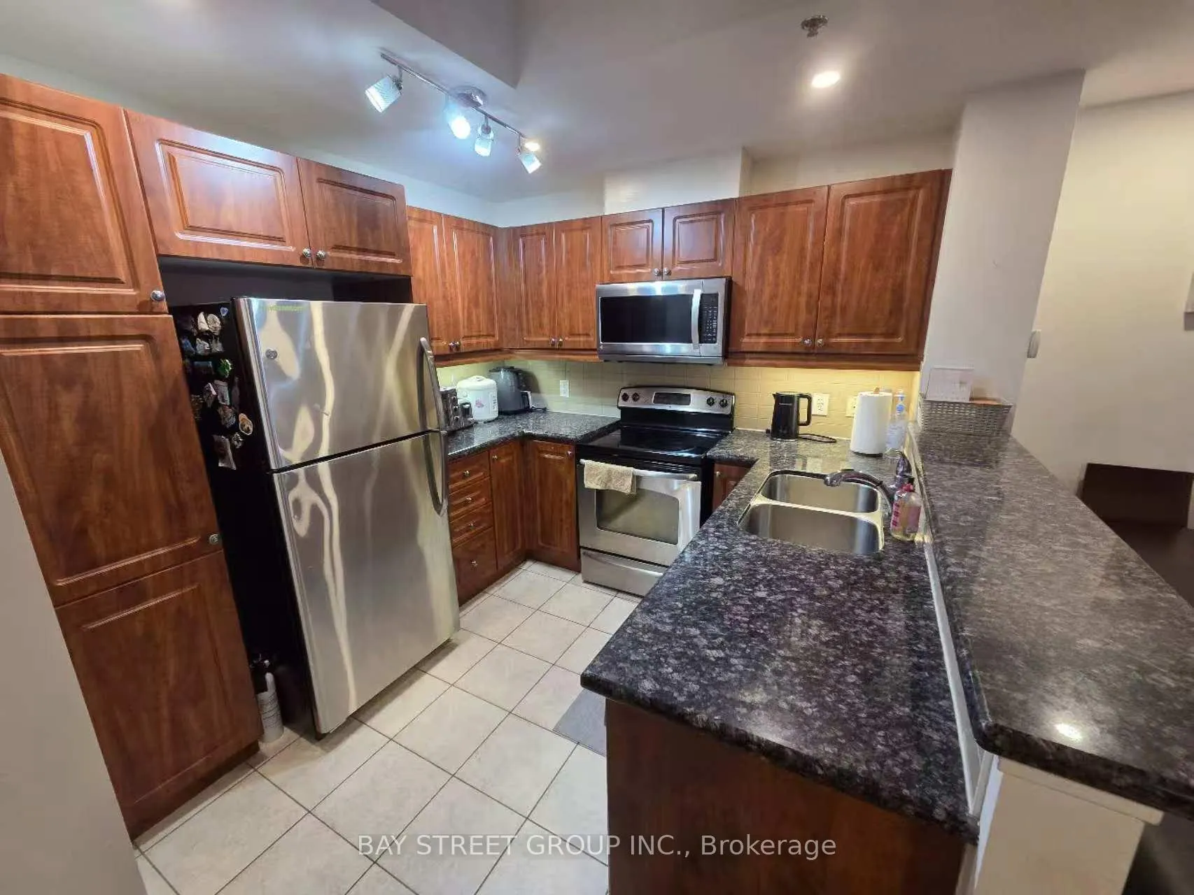 Photo 3 of 8 Brighton Place, Vaughan, Crestwood-Springfarm-Yorkhill — HOMEH