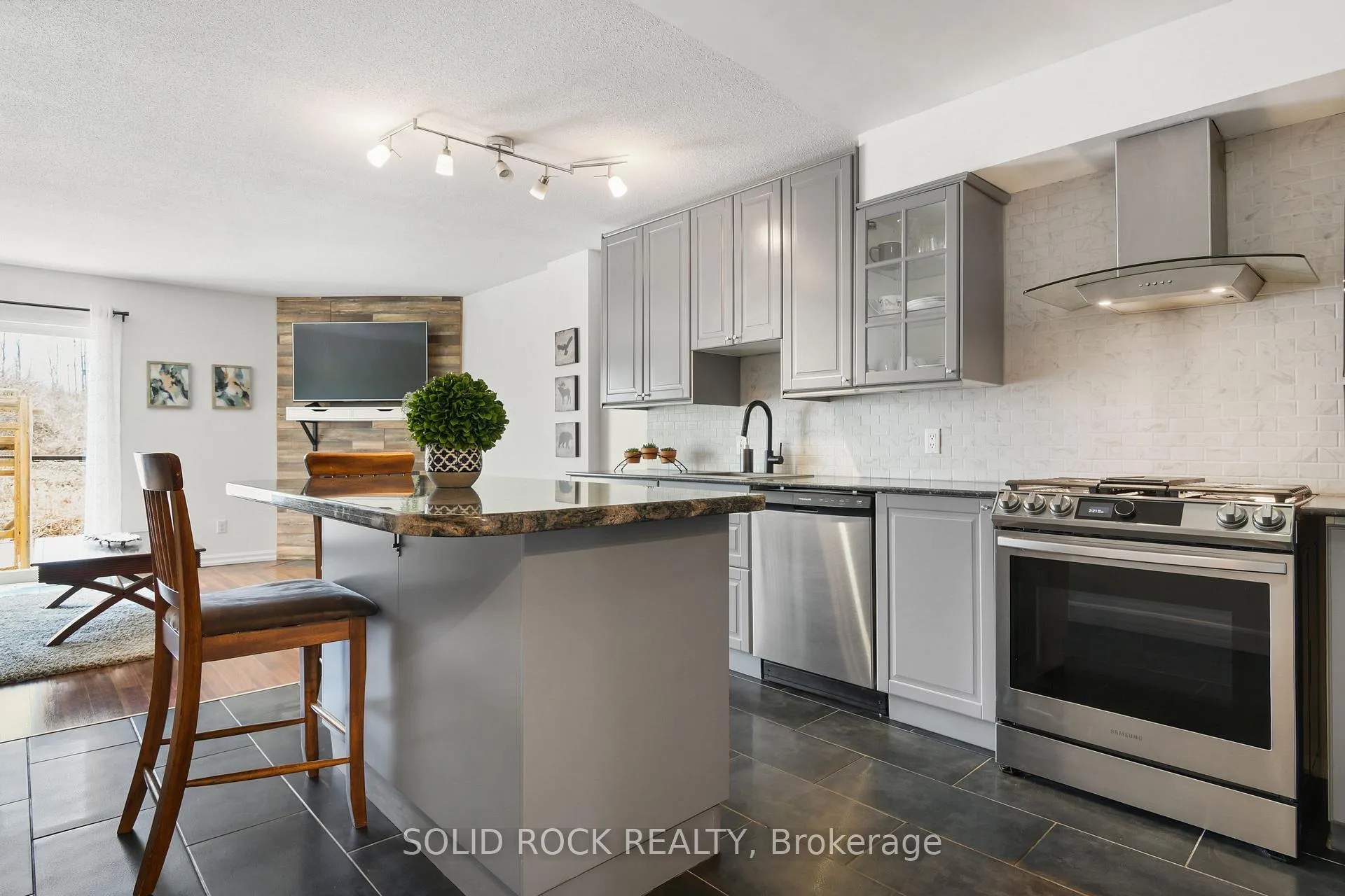 Photo 11 of 50 Spruce Crescent, Arnprior — HOMEH