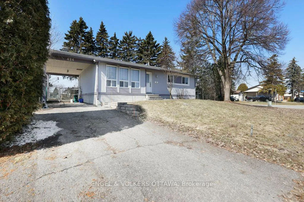 Photo 2 of 424 Phoenix Crescent, Ottawa, Bilberry Creek/Queenswood Heights — HOMEH