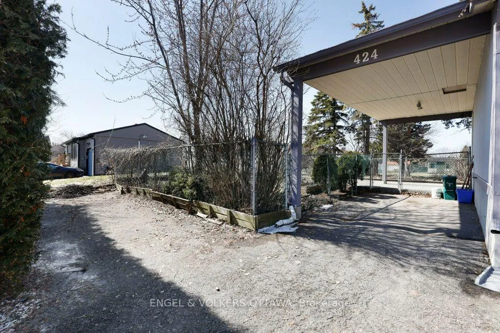 Photo 3 of 424 Phoenix Crescent, Ottawa, Bilberry Creek/Queenswood Heights — HOMEH