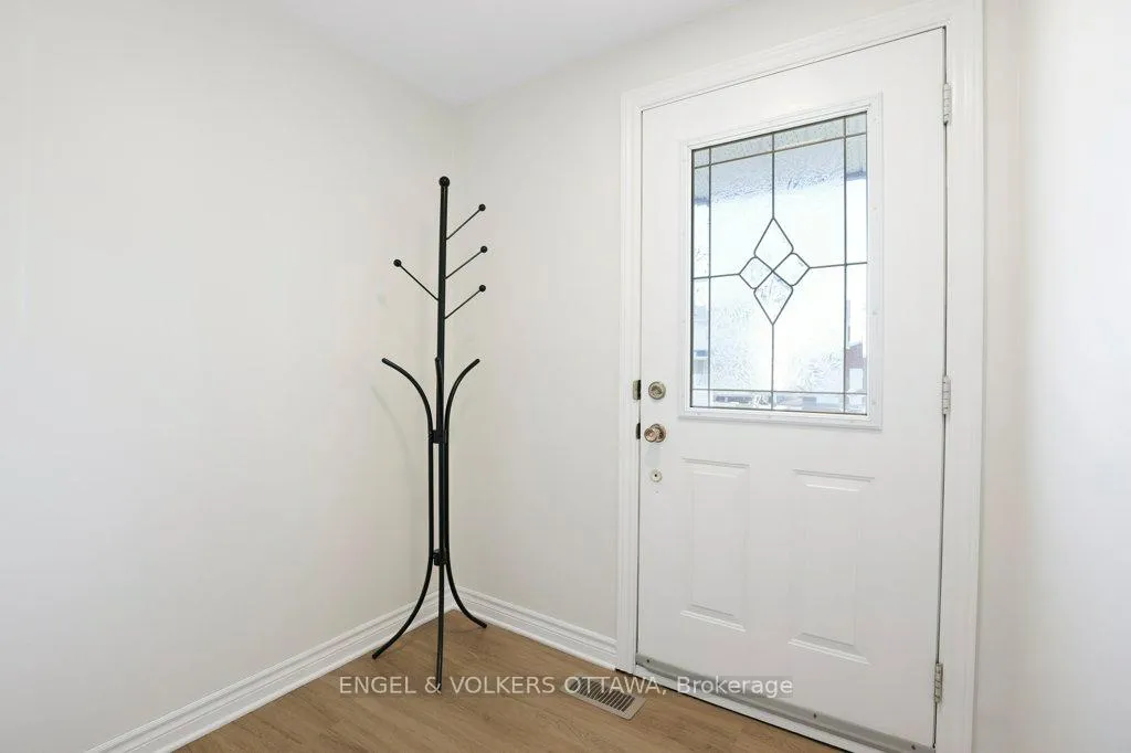 Photo 4 of 424 Phoenix Crescent, Ottawa, Bilberry Creek/Queenswood Heights — HOMEH