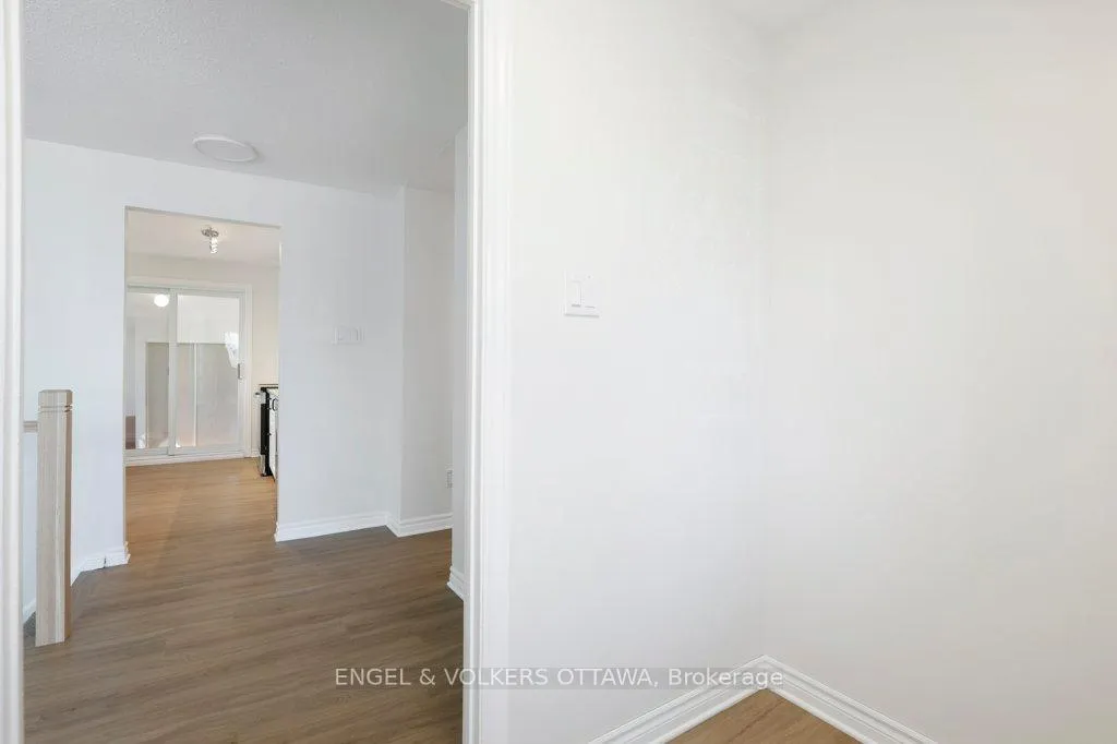 Photo 5 of 424 Phoenix Crescent, Ottawa, Bilberry Creek/Queenswood Heights — HOMEH