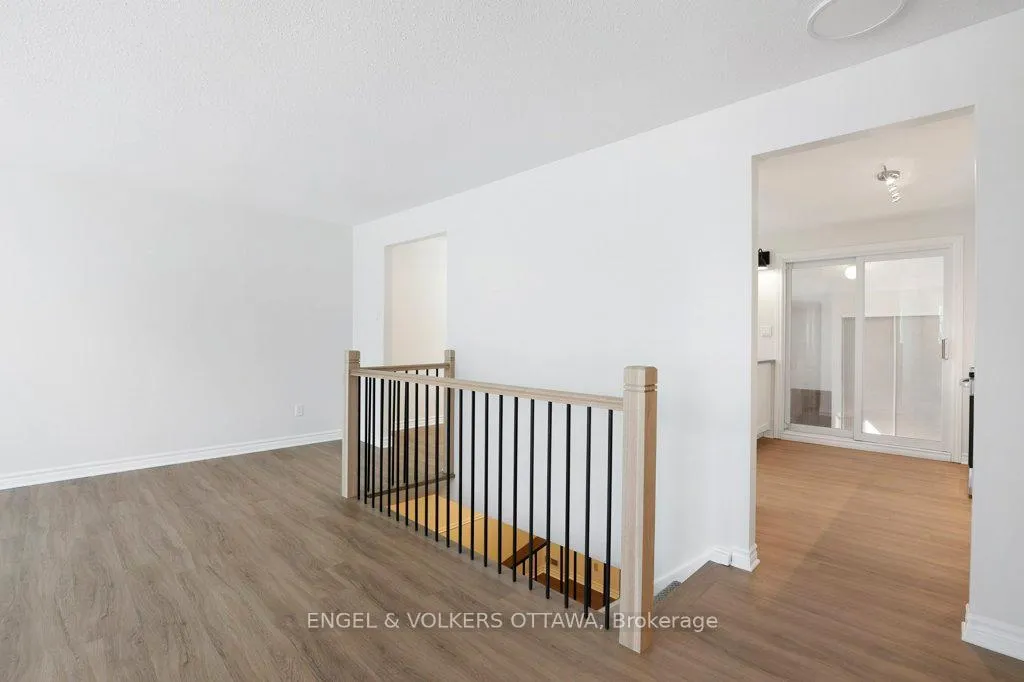 Photo 6 of 424 Phoenix Crescent, Ottawa, Bilberry Creek/Queenswood Heights — HOMEH