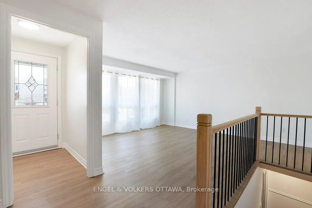 Photo 7 of 424 Phoenix Crescent, Ottawa, Bilberry Creek/Queenswood Heights — HOMEH