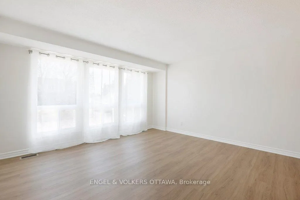 Photo 9 of 424 Phoenix Crescent, Ottawa, Bilberry Creek/Queenswood Heights — HOMEH
