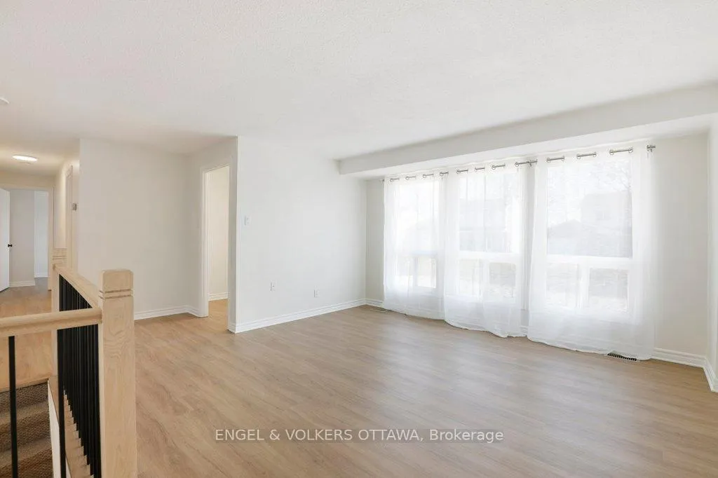 Photo 10 of 424 Phoenix Crescent, Ottawa, Bilberry Creek/Queenswood Heights — HOMEH