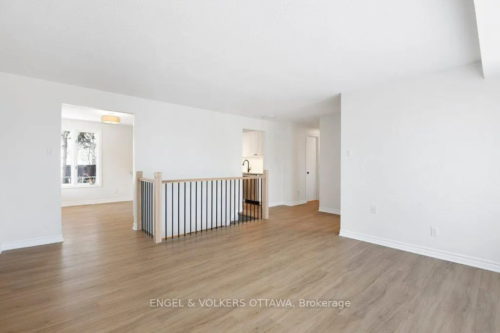 Photo 11 of 424 Phoenix Crescent, Ottawa, Bilberry Creek/Queenswood Heights — HOMEH
