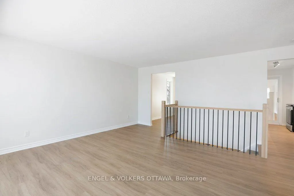 Photo 12 of 424 Phoenix Crescent, Ottawa, Bilberry Creek/Queenswood Heights — HOMEH