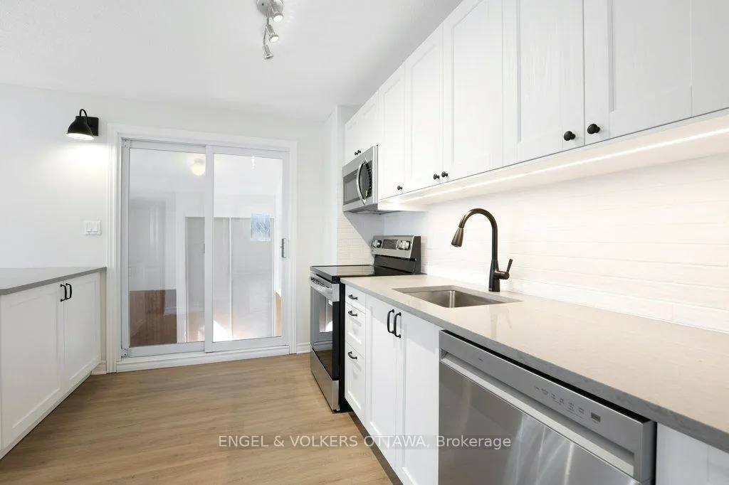 Photo 13 of 424 Phoenix Crescent, Ottawa, Bilberry Creek/Queenswood Heights — HOMEH