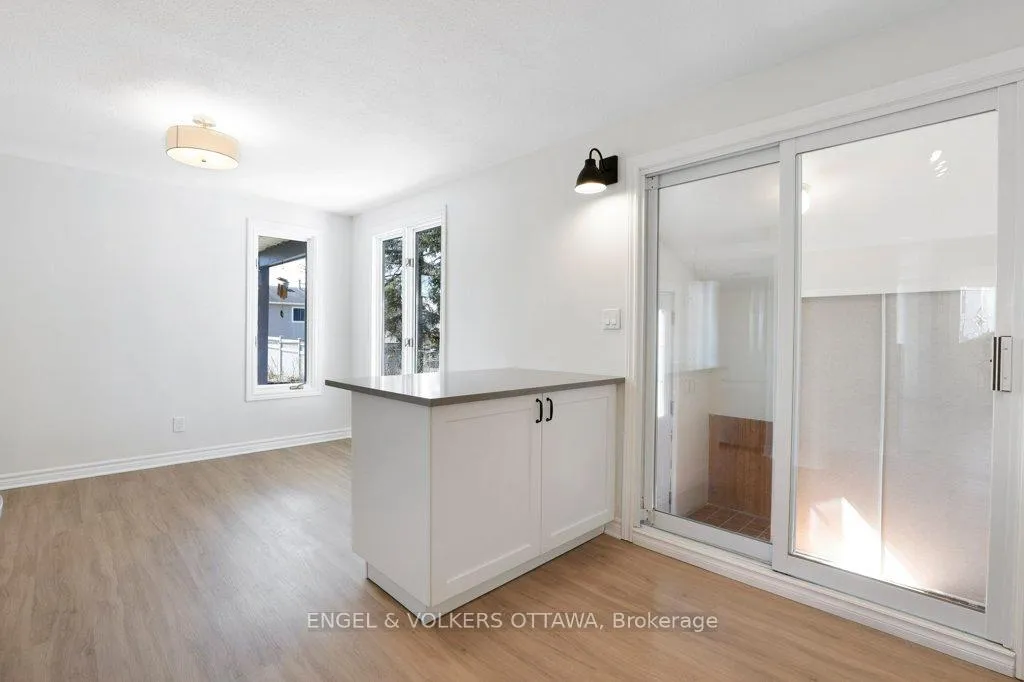 Photo 14 of 424 Phoenix Crescent, Ottawa, Bilberry Creek/Queenswood Heights — HOMEH