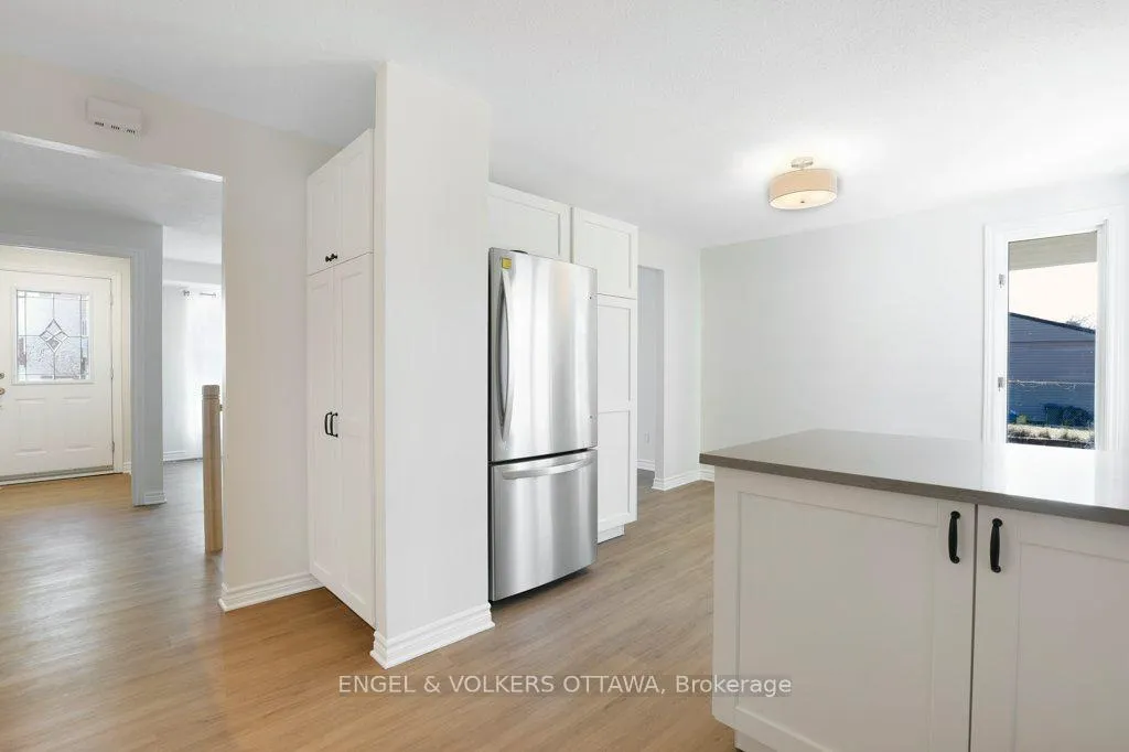 Photo 15 of 424 Phoenix Crescent, Ottawa, Bilberry Creek/Queenswood Heights — HOMEH