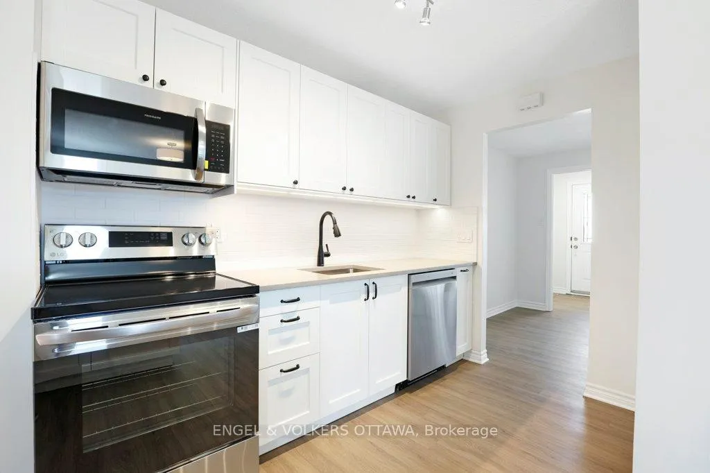 Photo 16 of 424 Phoenix Crescent, Ottawa, Bilberry Creek/Queenswood Heights — HOMEH
