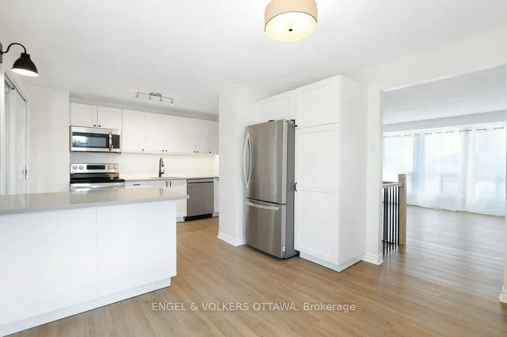 Photo 17 of 424 Phoenix Crescent, Ottawa, Bilberry Creek/Queenswood Heights — HOMEH