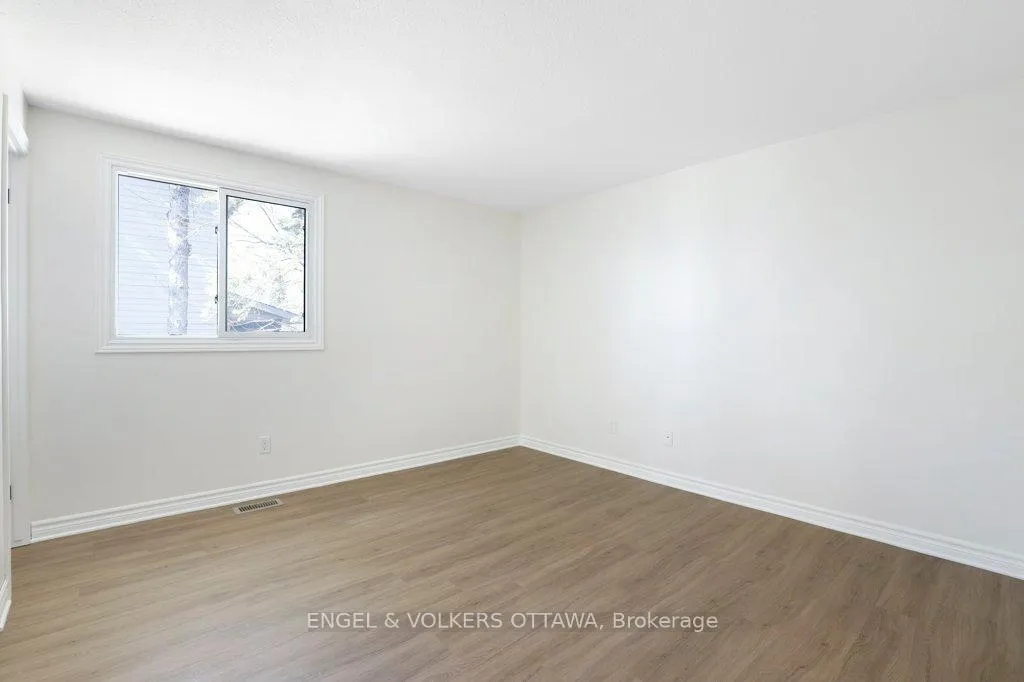 Photo 21 of 424 Phoenix Crescent, Ottawa, Bilberry Creek/Queenswood Heights — HOMEH
