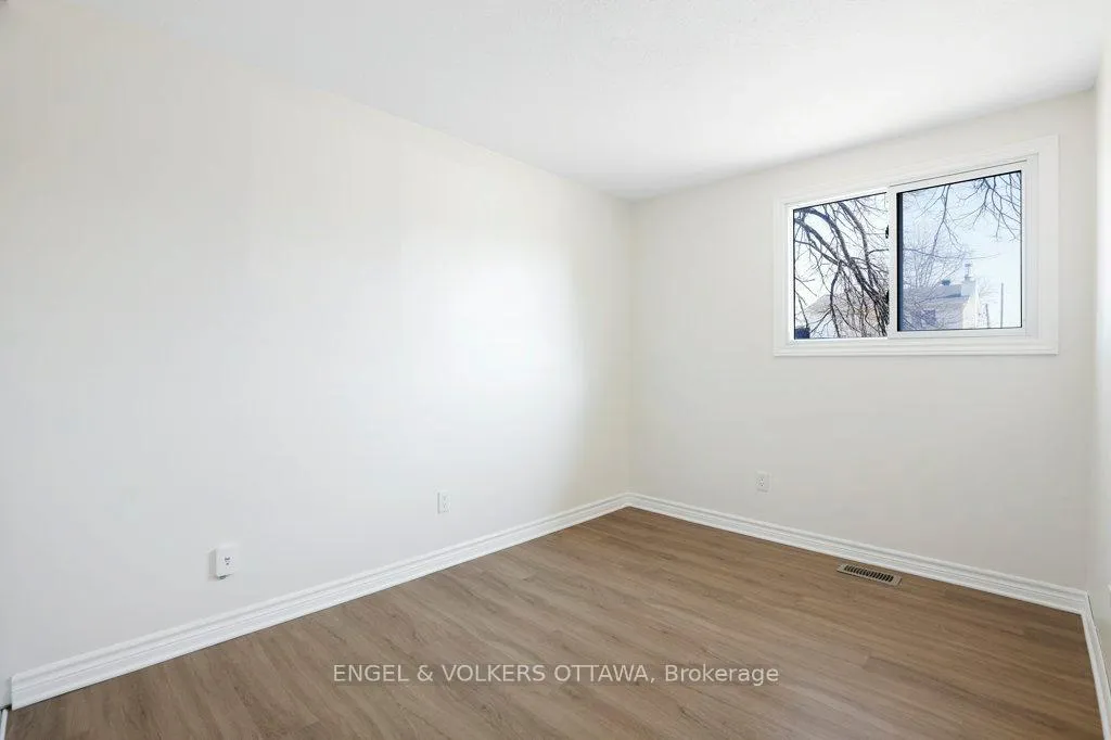 Photo 24 of 424 Phoenix Crescent, Ottawa, Bilberry Creek/Queenswood Heights — HOMEH