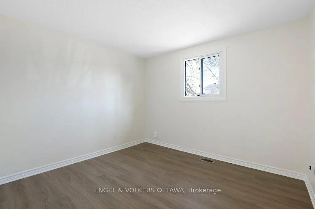 Photo 26 of 424 Phoenix Crescent, Ottawa, Bilberry Creek/Queenswood Heights — HOMEH
