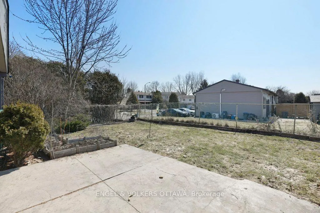 Photo 37 of 424 Phoenix Crescent, Ottawa, Bilberry Creek/Queenswood Heights — HOMEH