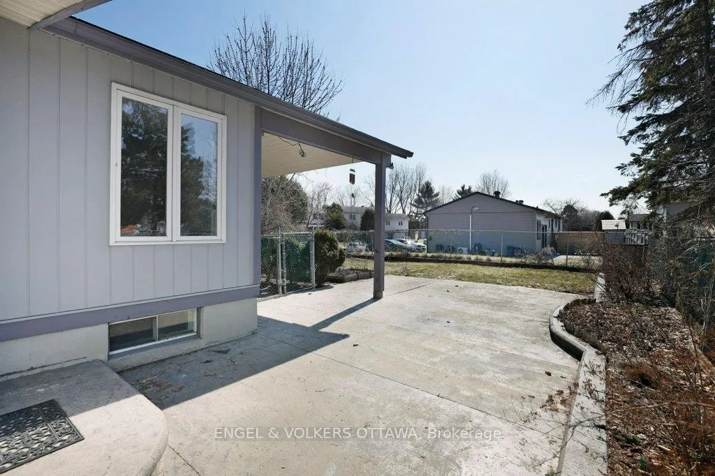Photo 40 of 424 Phoenix Crescent, Ottawa, Bilberry Creek/Queenswood Heights — HOMEH