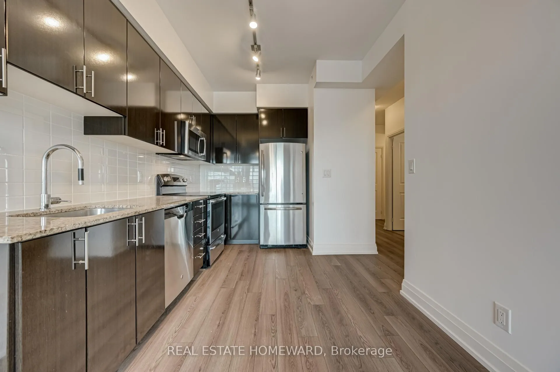 Photo 9 of Unit 402, 7165 Yonge Street, Markham, Thornhill — HOMEH