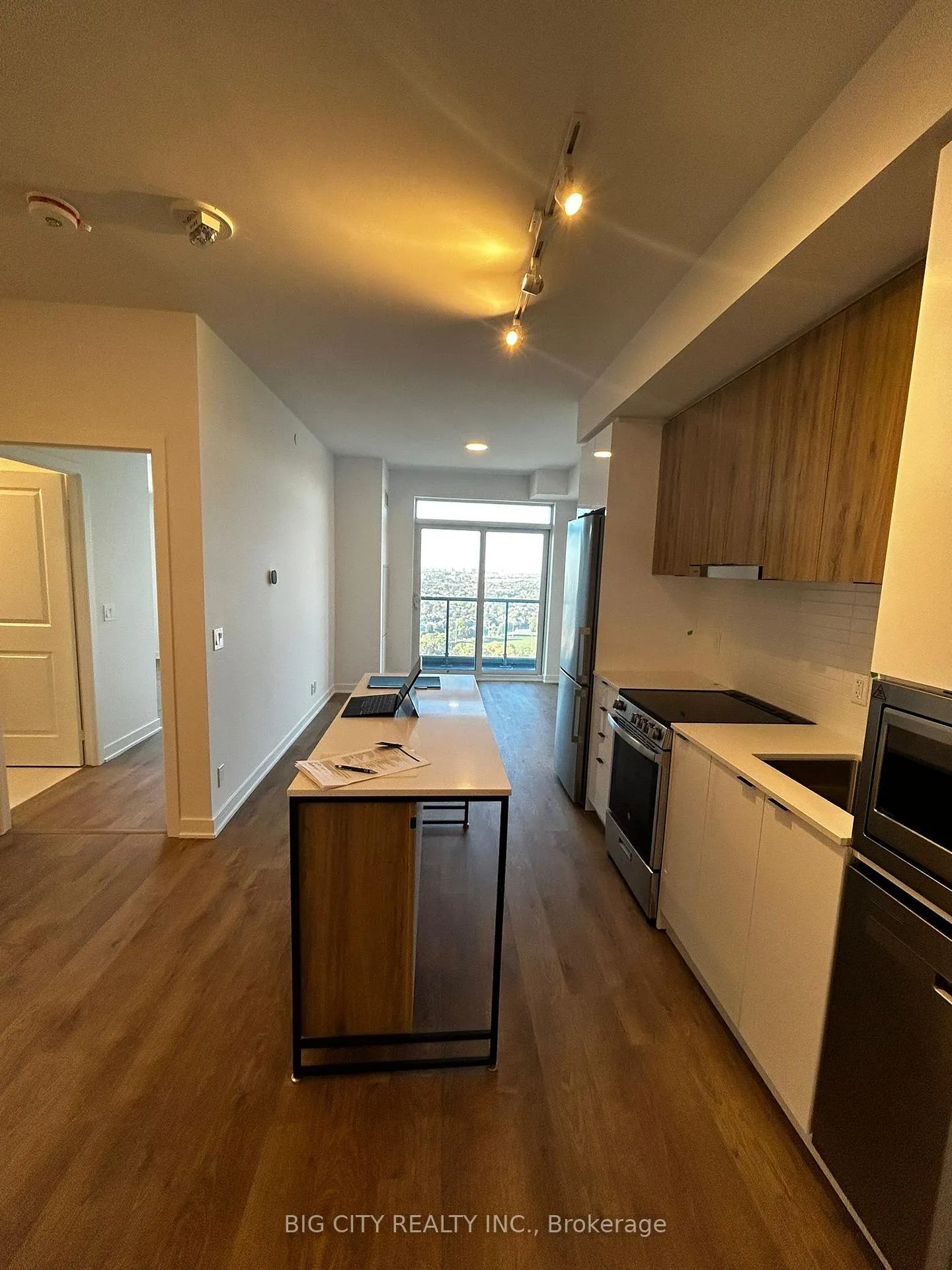 Photo 2 of Unit 1803, 30 Upper Mall Way, Vaughan, Brownridge — HOMEH