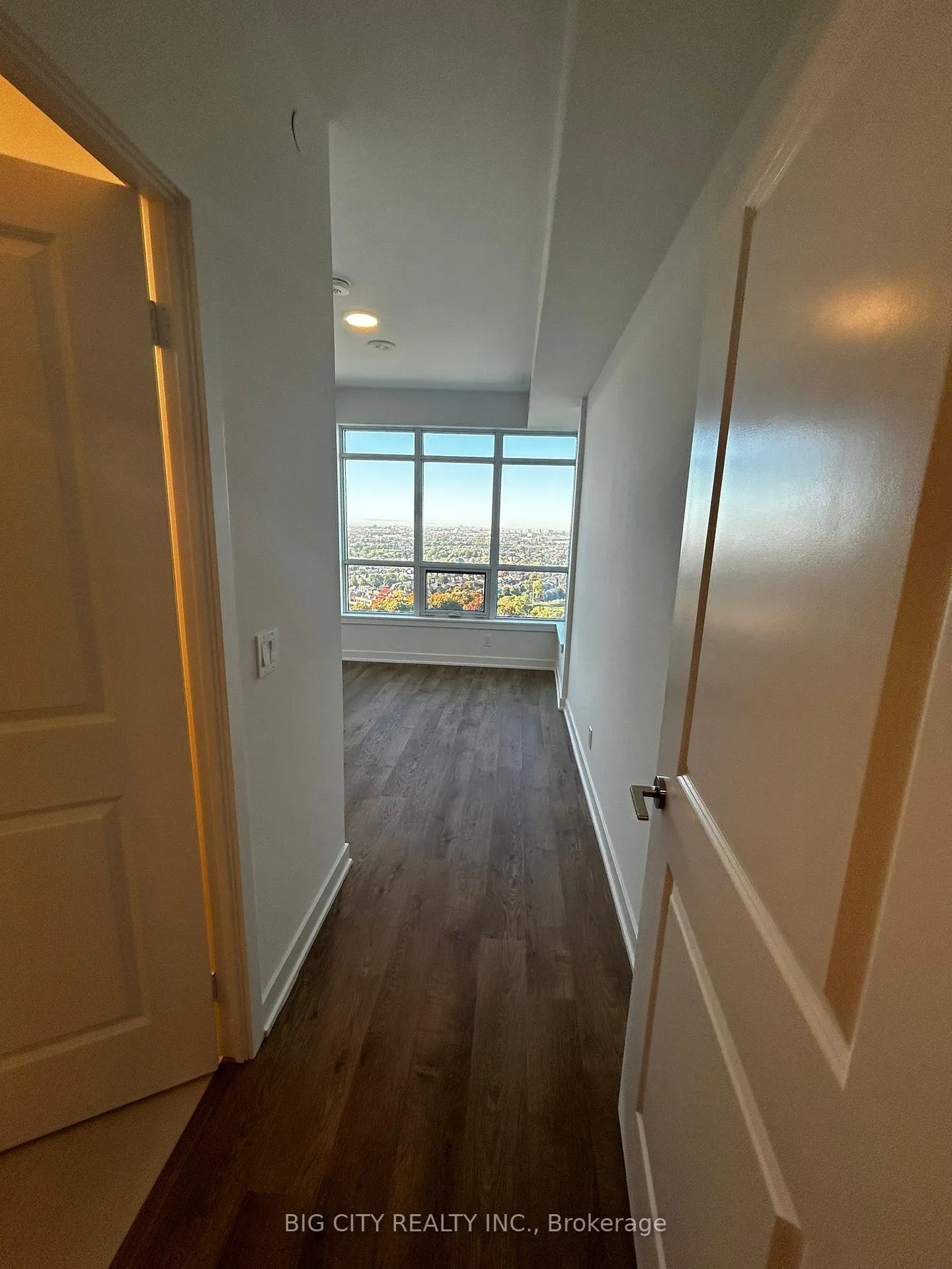 Photo 7 of Unit 1803, 30 Upper Mall Way, Vaughan, Brownridge — HOMEH