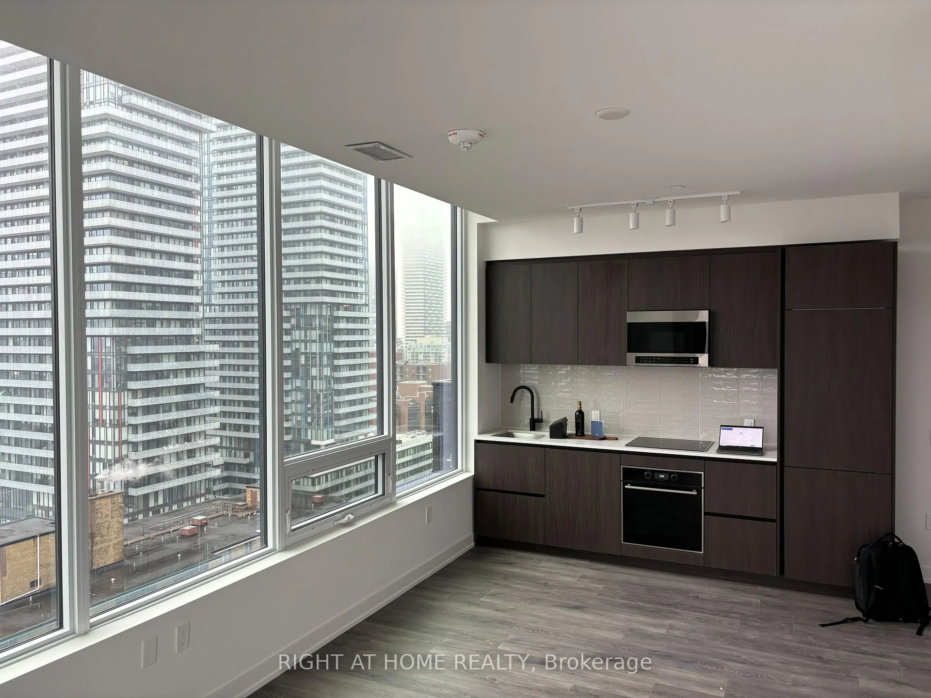 Photo 8 of Unit 1912, 127 Broadway Avenue, Toronto, Mount Pleasant West — HOMEH