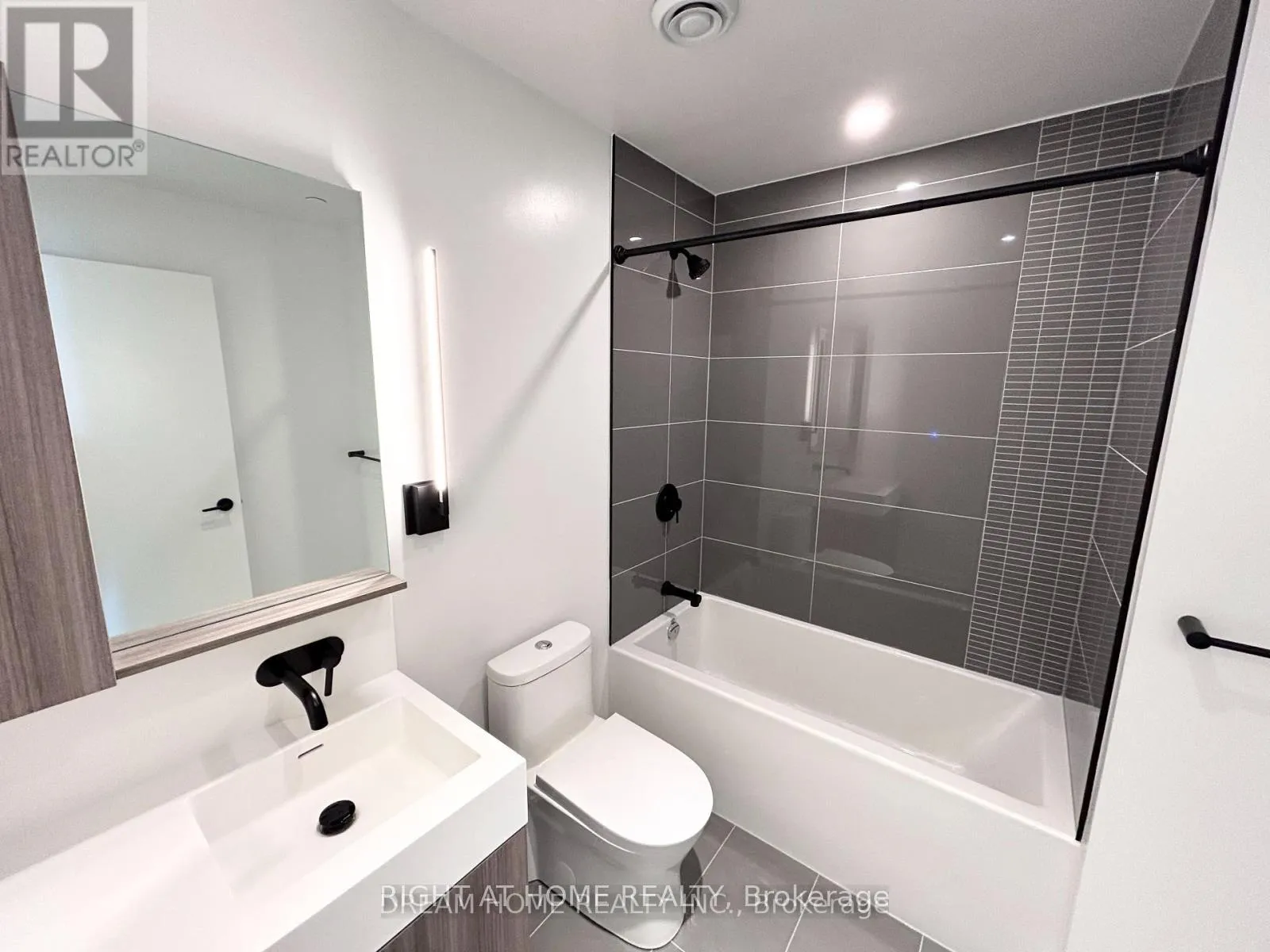 Photo 11 of Unit 1912, 127 Broadway Avenue, Toronto, Mount Pleasant West — HOMEH