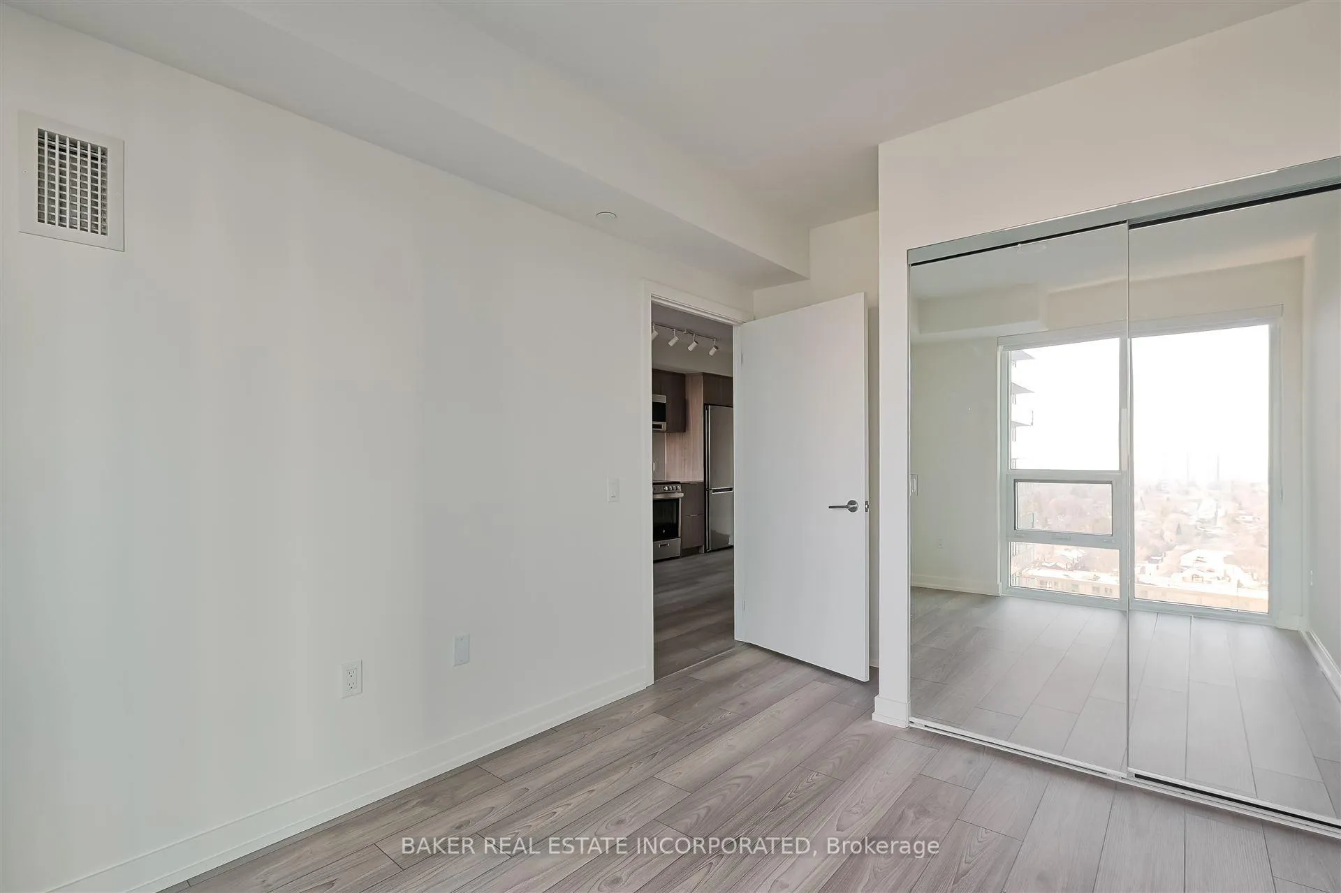 Photo 3 of Unit 1211, 223 Redpath Avenue, Toronto, Mount Pleasant West — HOMEH