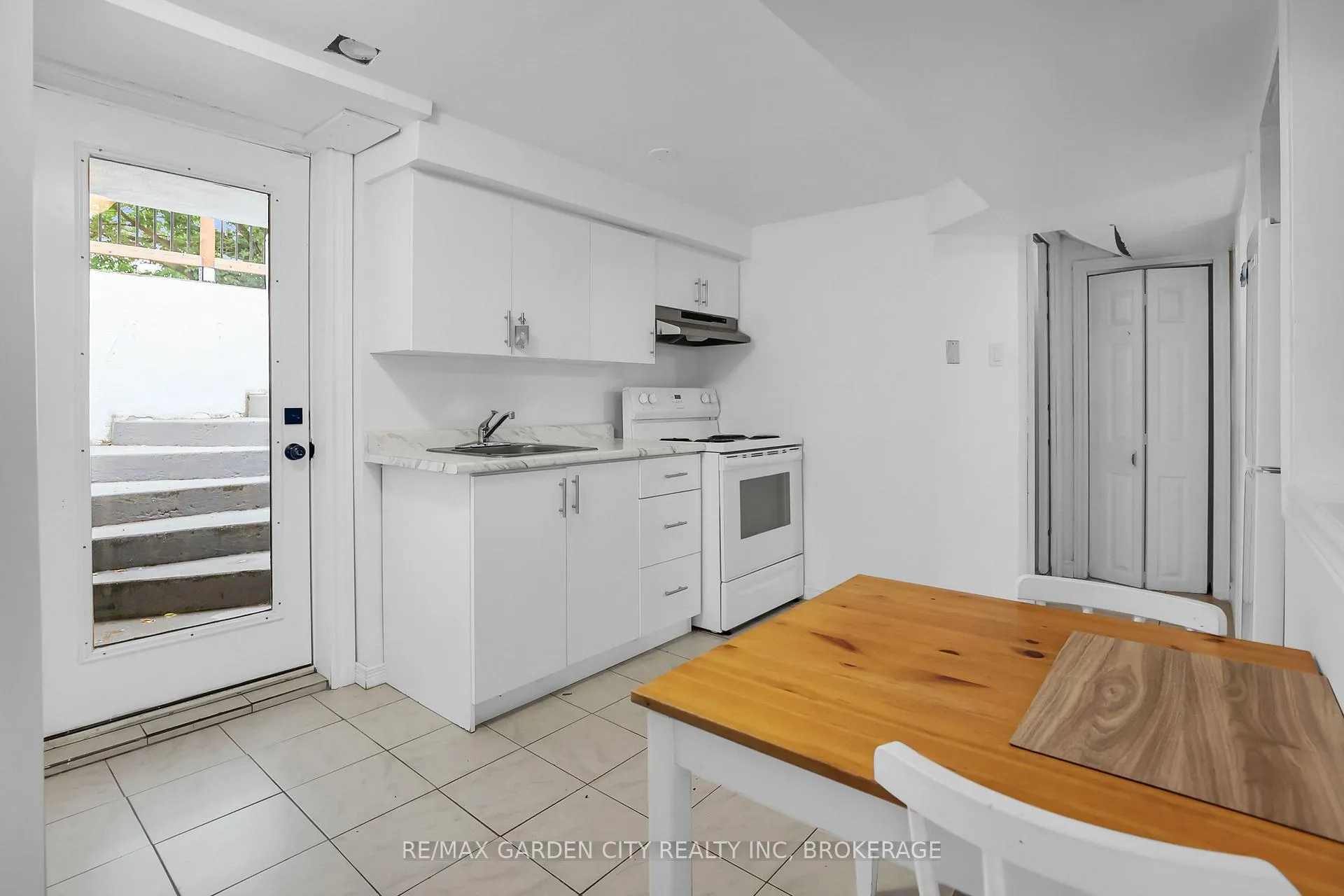 Photo 2 of Unit Unit #2, 18 Wakil Drive, St. Catharines, Glendale/Glenridge — HOMEH