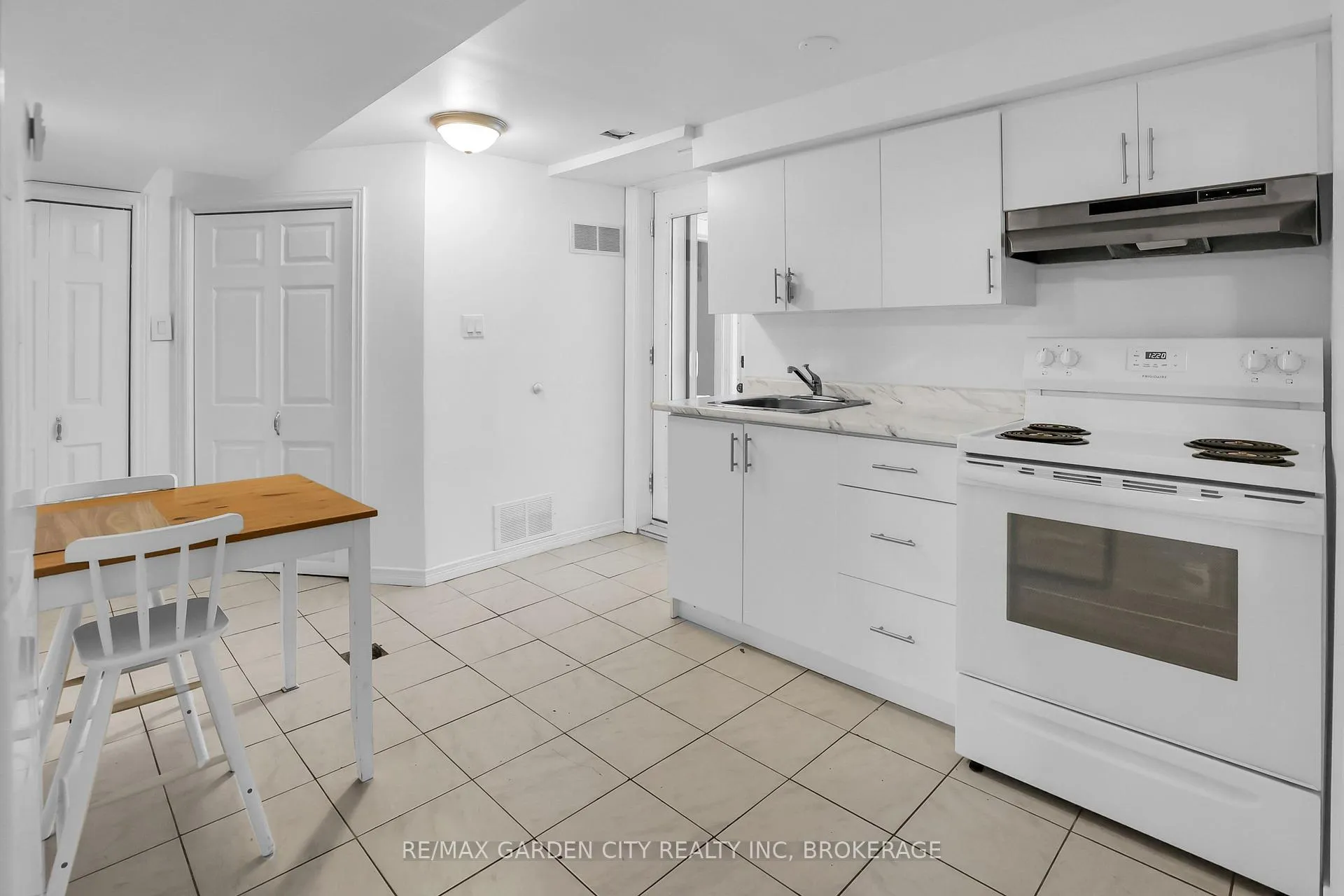 Photo 3 of Unit Unit #2, 18 Wakil Drive, St. Catharines, Glendale/Glenridge — HOMEH