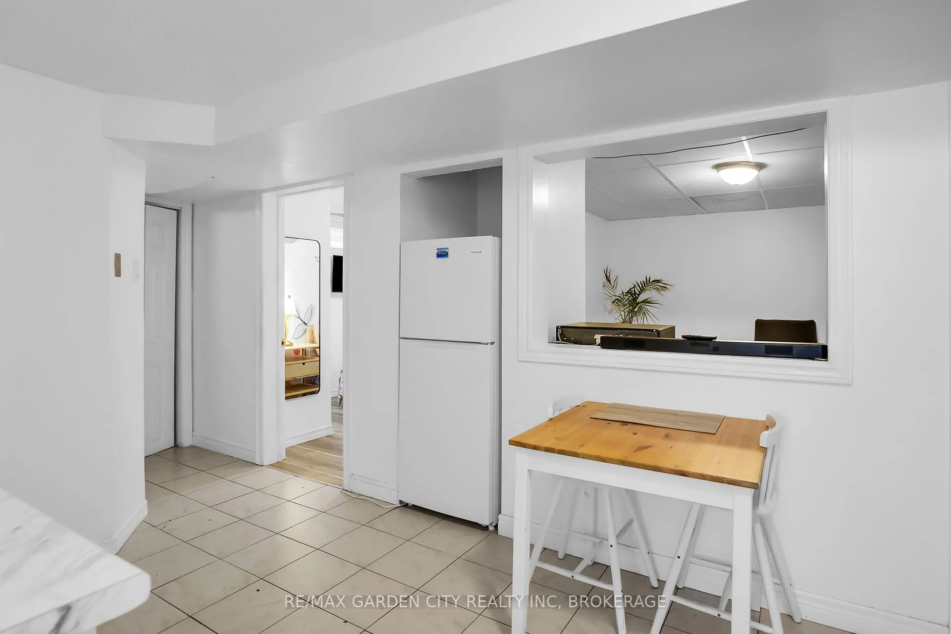 Photo 4 of Unit Unit #2, 18 Wakil Drive, St. Catharines, Glendale/Glenridge — HOMEH