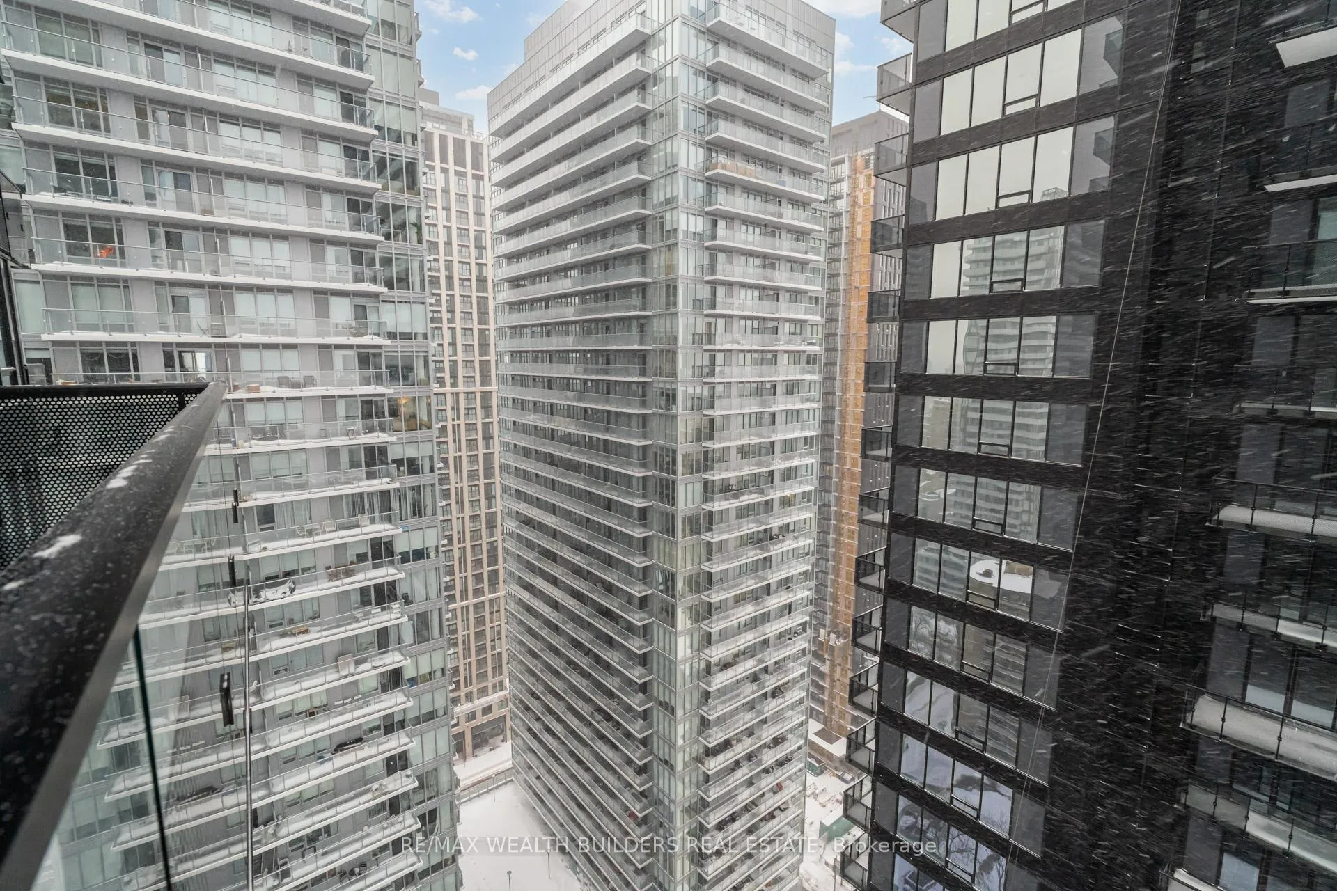 Photo 16 of Unit 2707, 127 Broadway Avenue, Toronto, Yonge-Eglinton — HOMEH