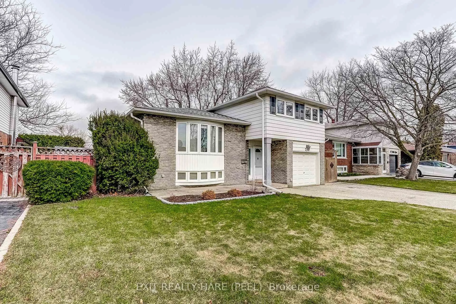 Photo 2 of 29 Trotters Lane, Brampton, Brampton South — HOMEH