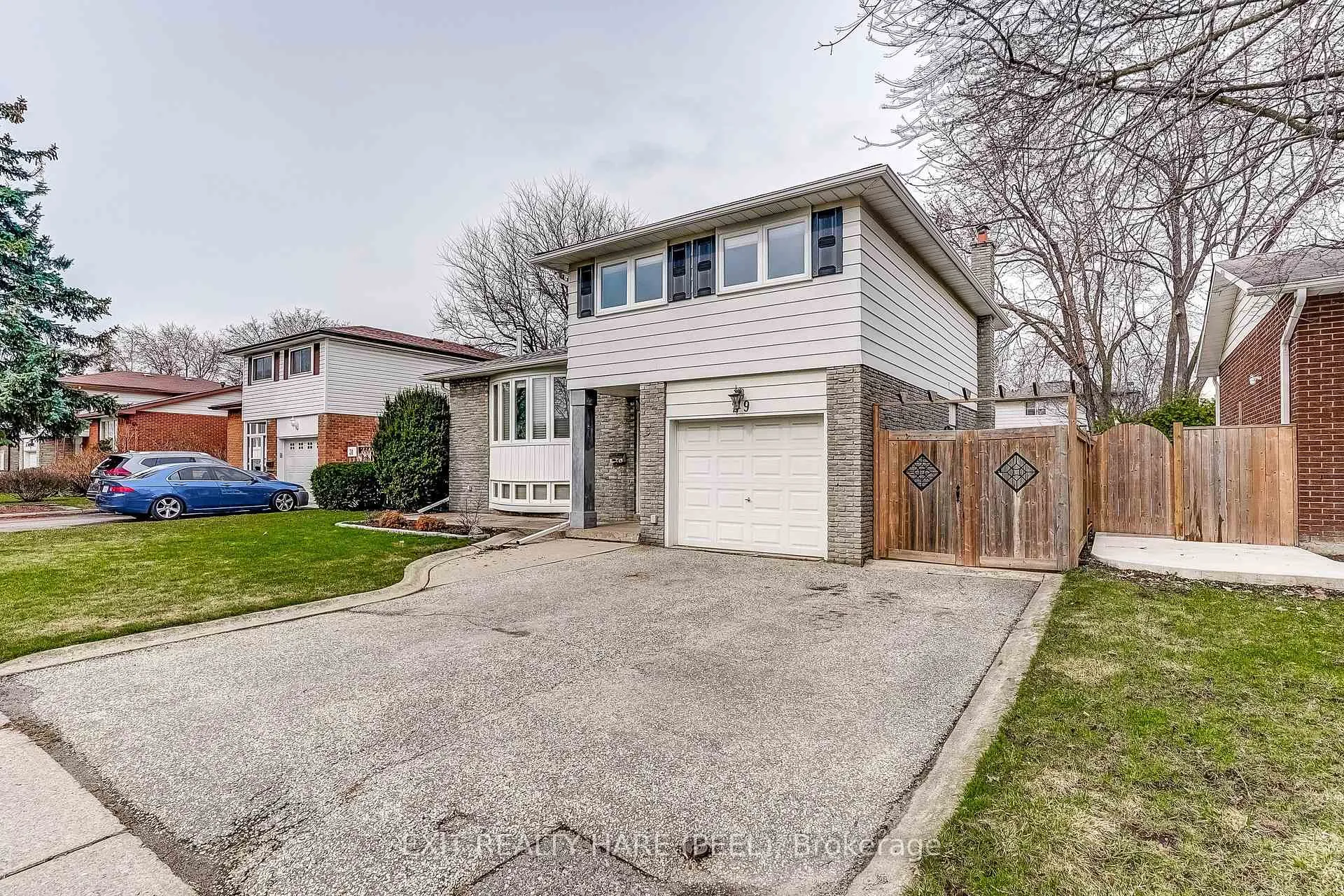 Photo 3 of 29 Trotters Lane, Brampton, Brampton South — HOMEH