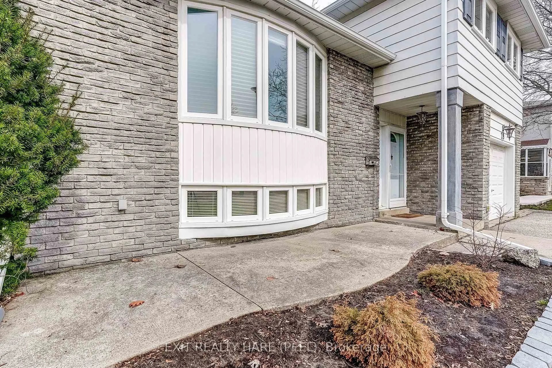 Photo 4 of 29 Trotters Lane, Brampton, Brampton South — HOMEH