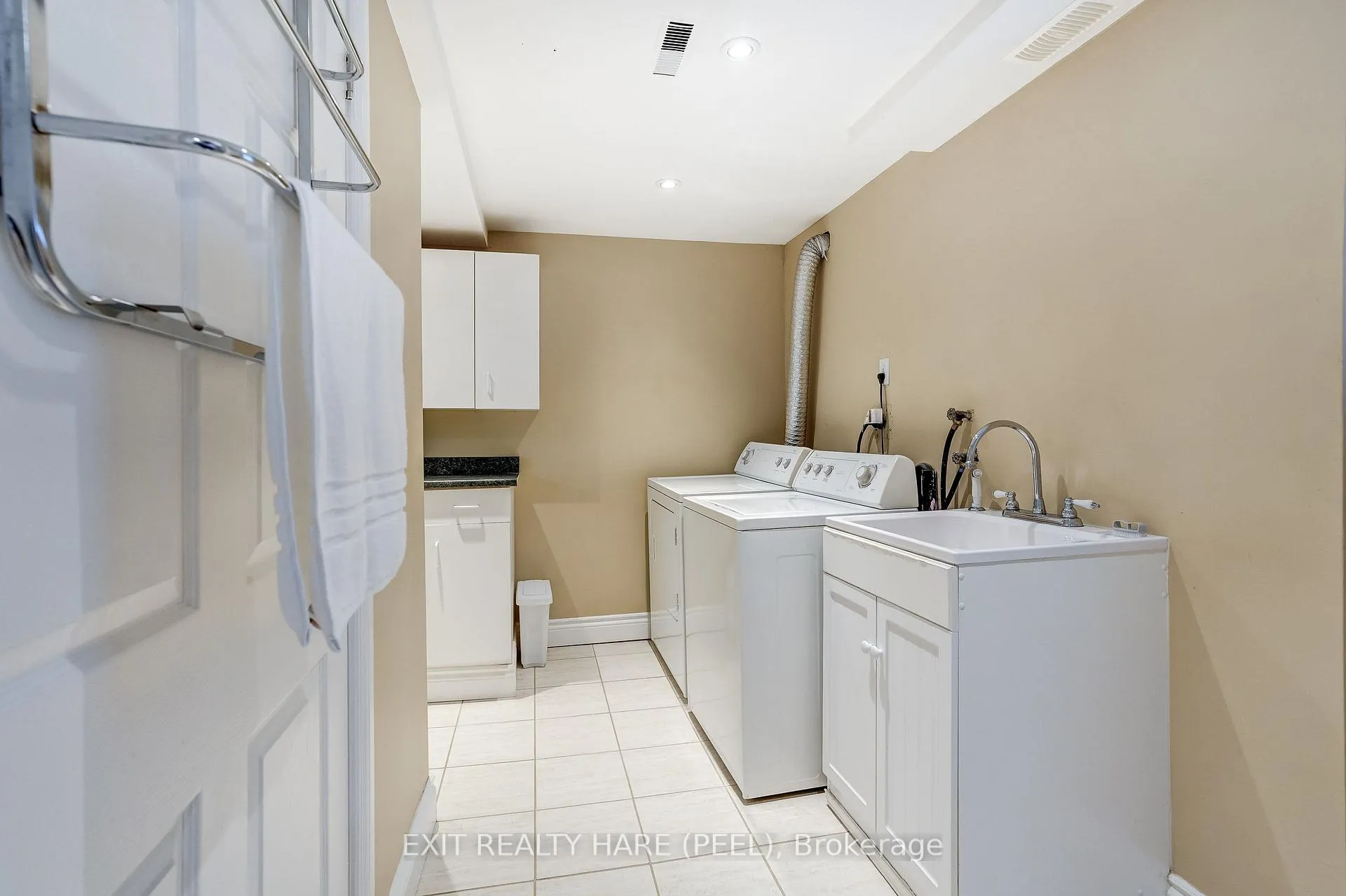 Photo 32 of 29 Trotters Lane, Brampton, Brampton South — HOMEH