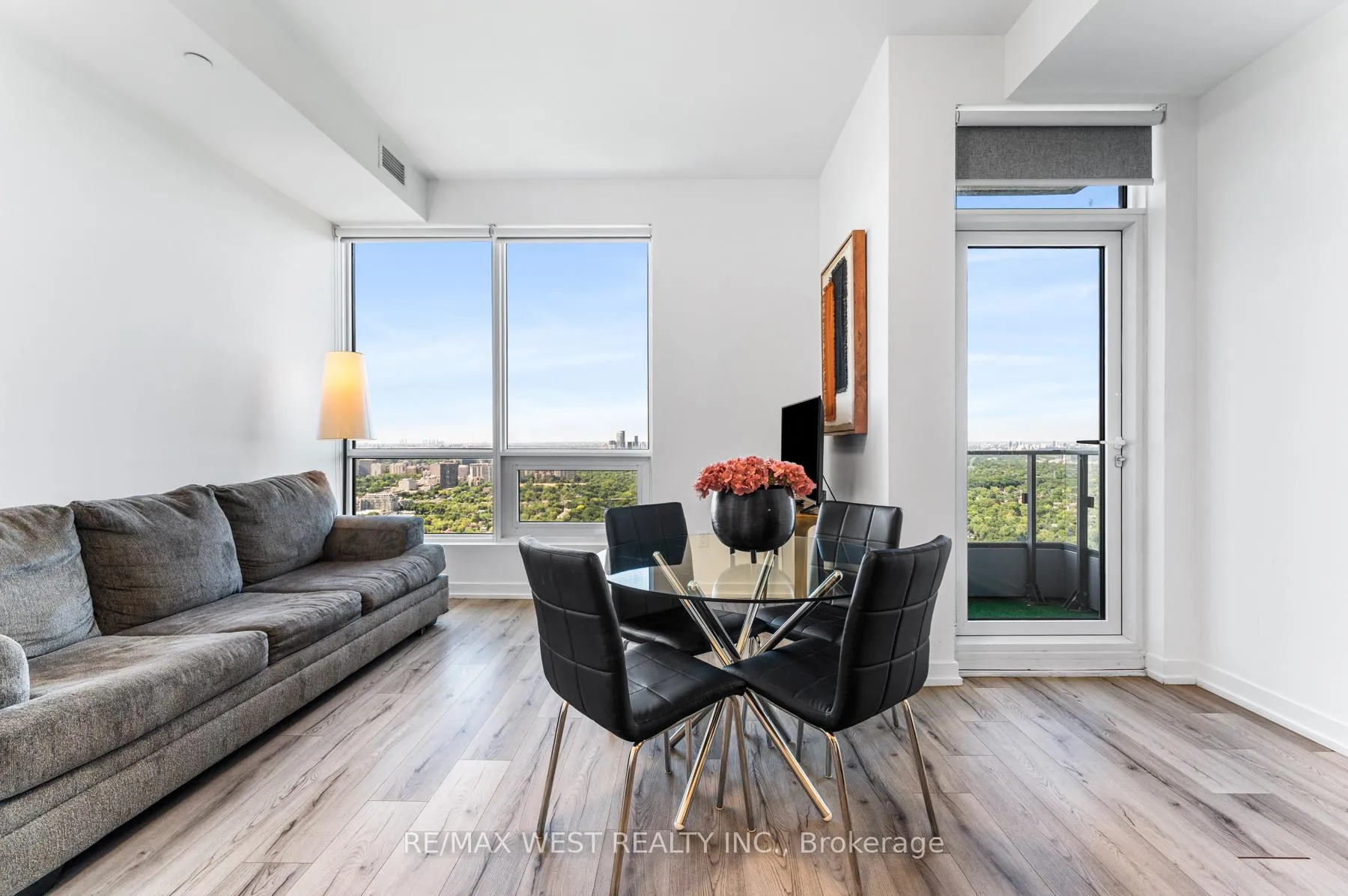 Front of Unit 5206, 395 Bloor Street E