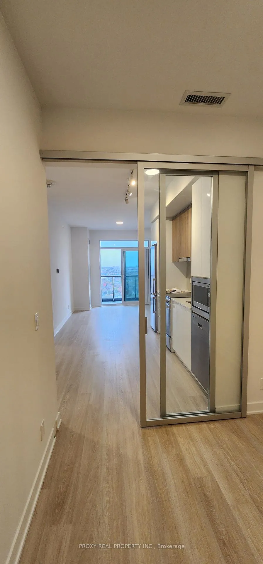 Photo 3 of Unit 1703, 30 Upper Mall Way, Vaughan, Brownridge — HOMEH