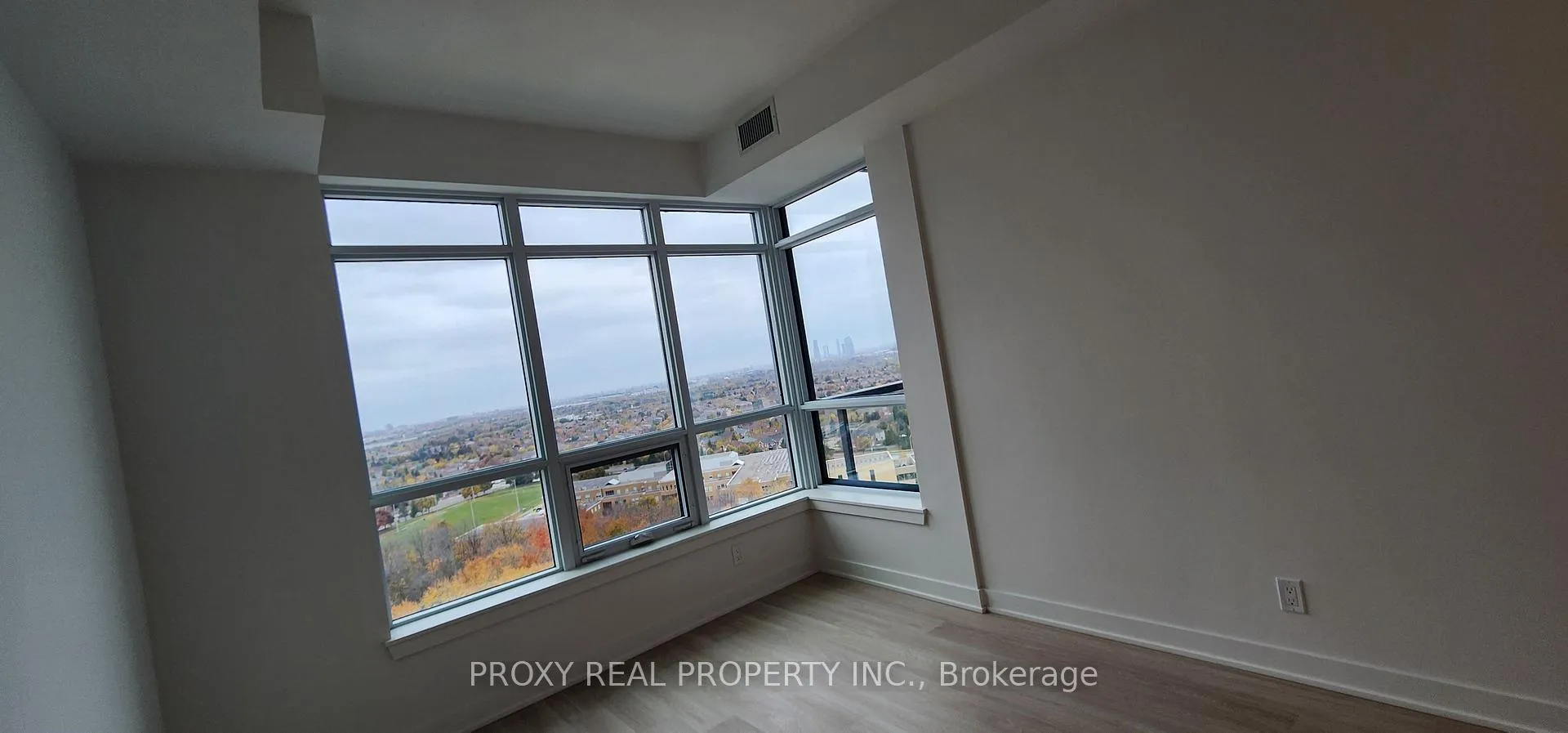 Photo 10 of Unit 1703, 30 Upper Mall Way, Vaughan, Brownridge — HOMEH