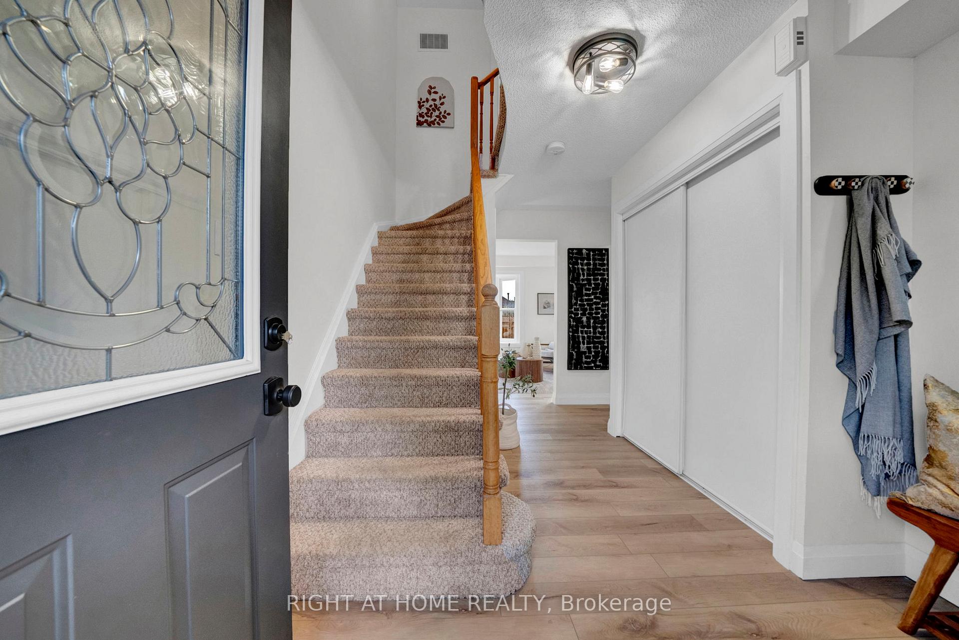 Photo 3 of 33 Pomeroy Street, Clarington, Bowmanville — HOMEH