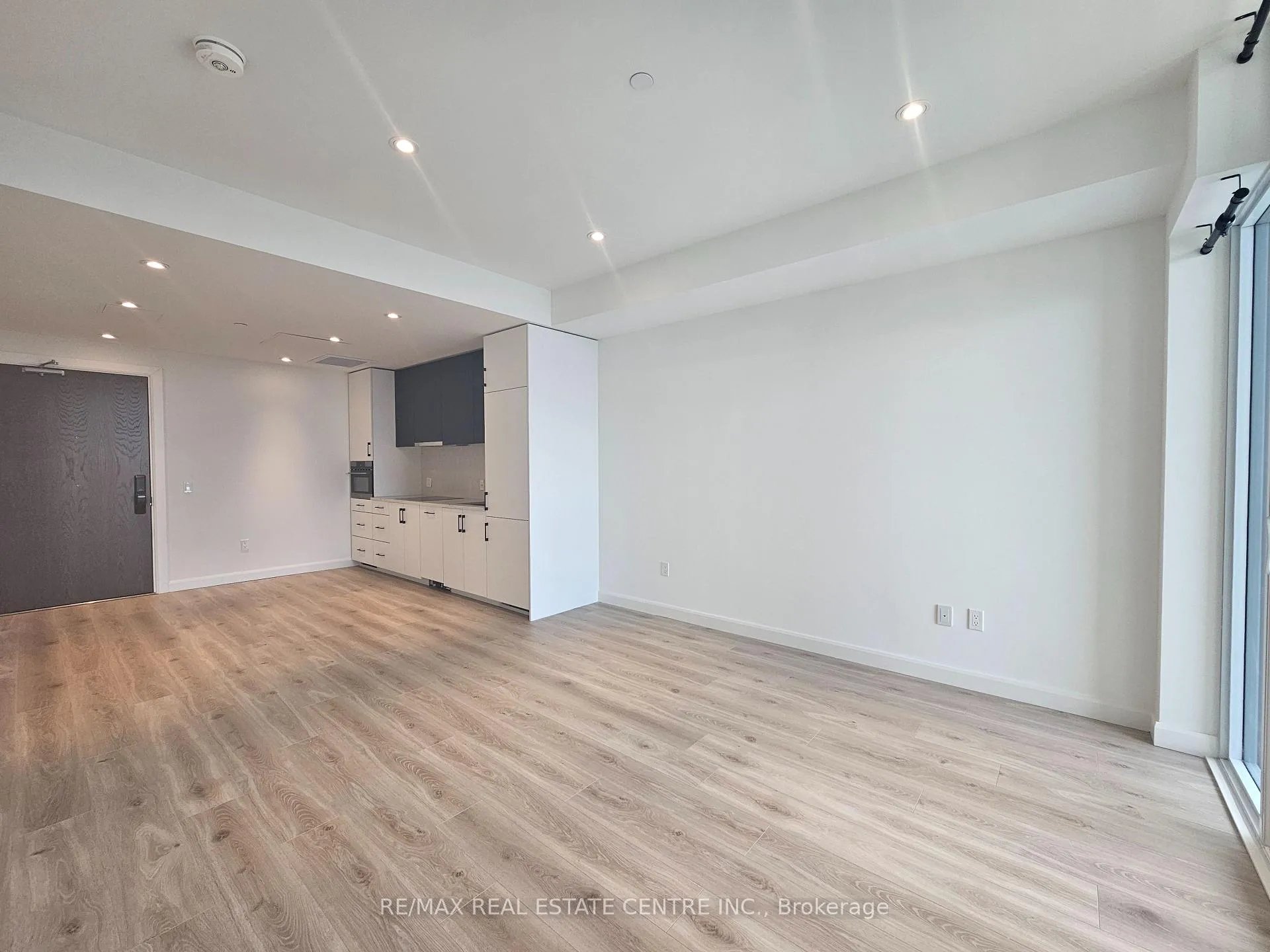 Front of Unit 1705, 741 King Street W
