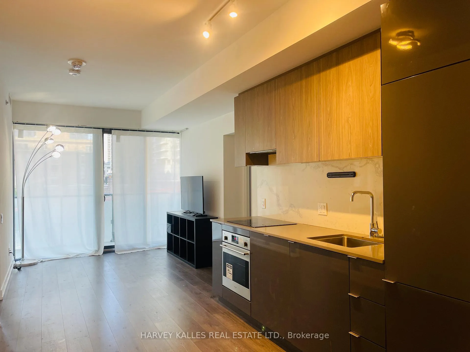 Photo 3 of Unit 307, 161 Roehampton Avenue, Toronto, Mount Pleasant East — HOMEH
