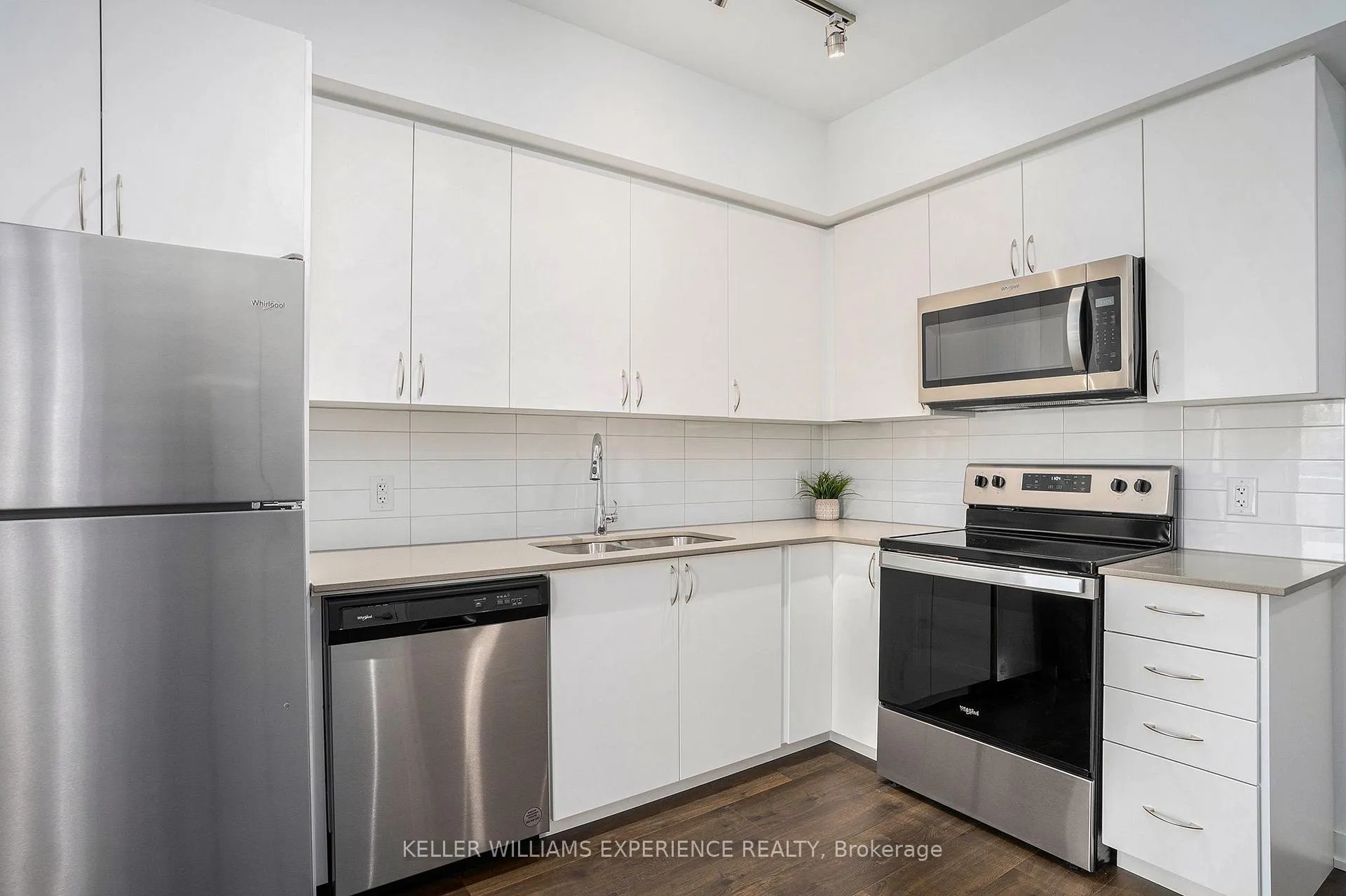 Photo 5 of Unit 302, 56 Lakeside Terrace, Barrie, Little Lake — HOMEH