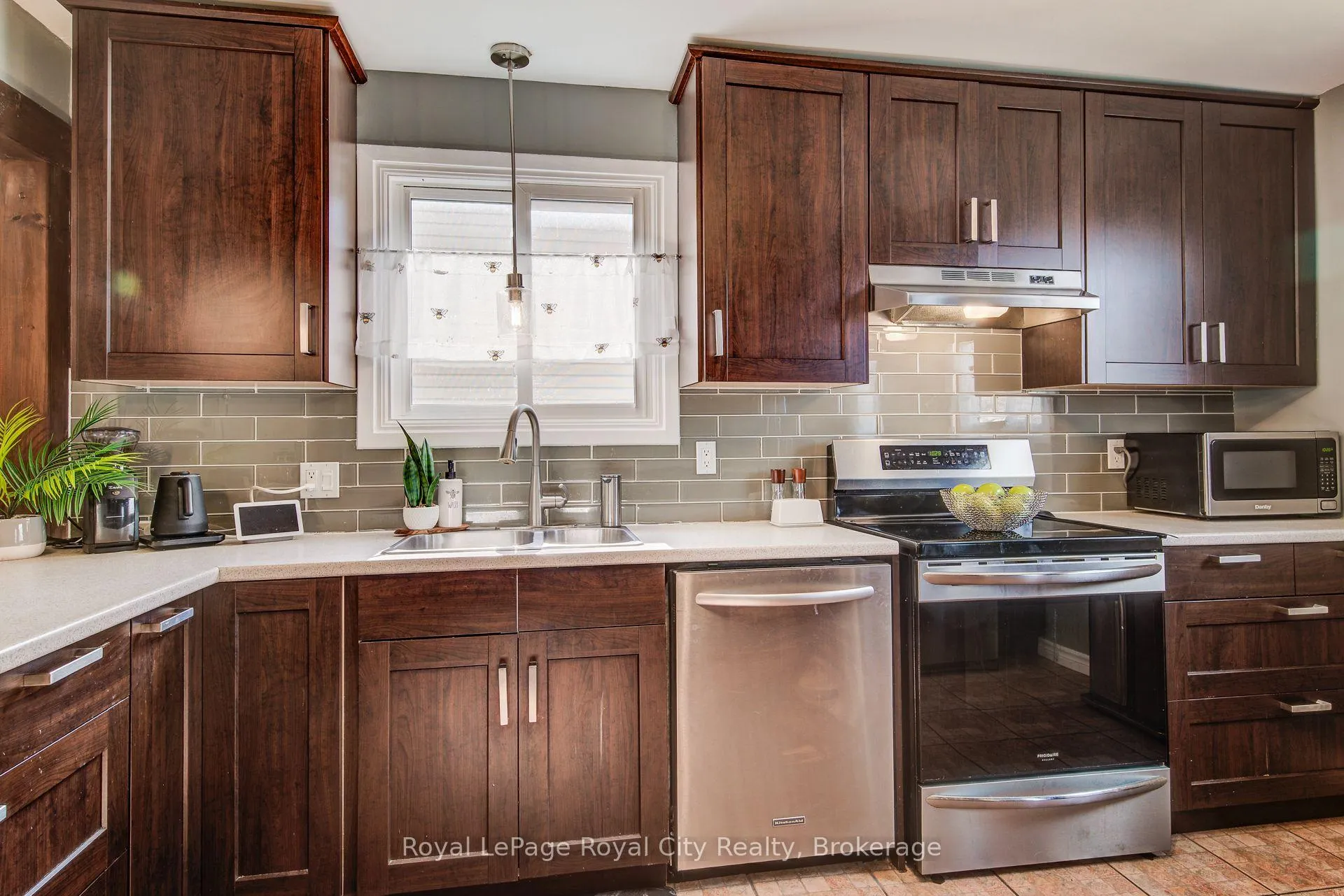Photo 12 of 418 Imperial Road S, Guelph, Willow West/Sugarbush/West Acres — HOMEH