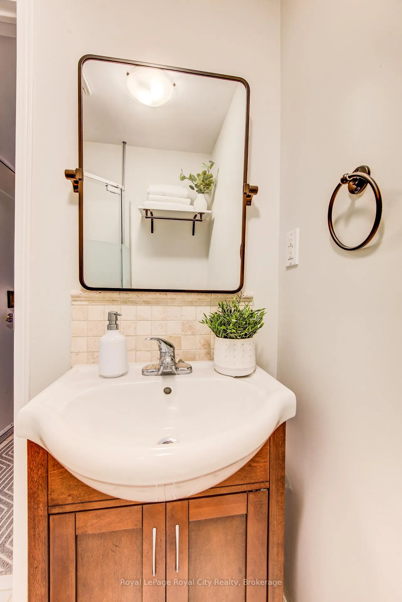 Photo 33 of 418 Imperial Road S, Guelph, Willow West/Sugarbush/West Acres — HOMEH