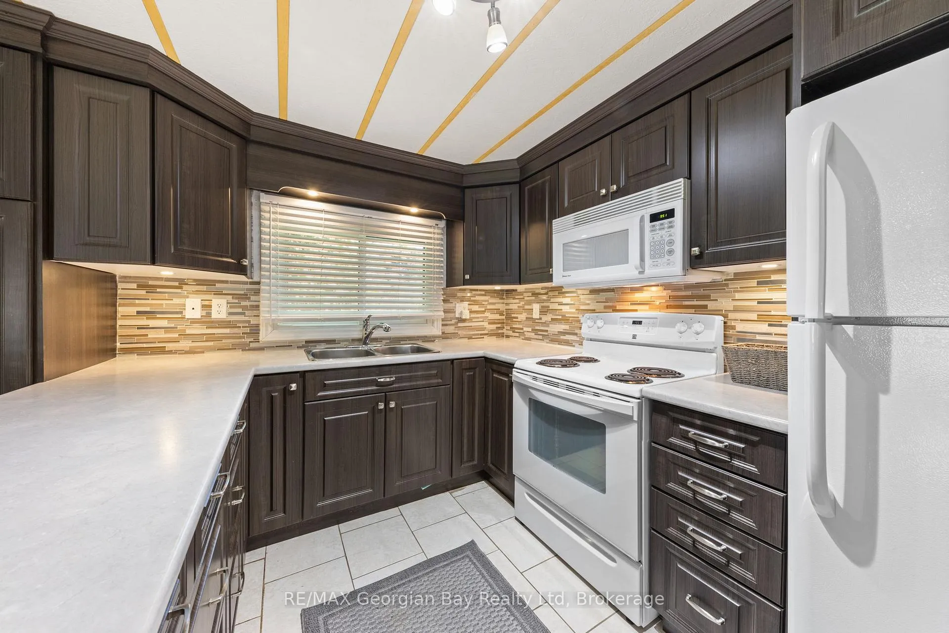 Photo 10 of 3 Lakeshore Road, Midland — HOMEH