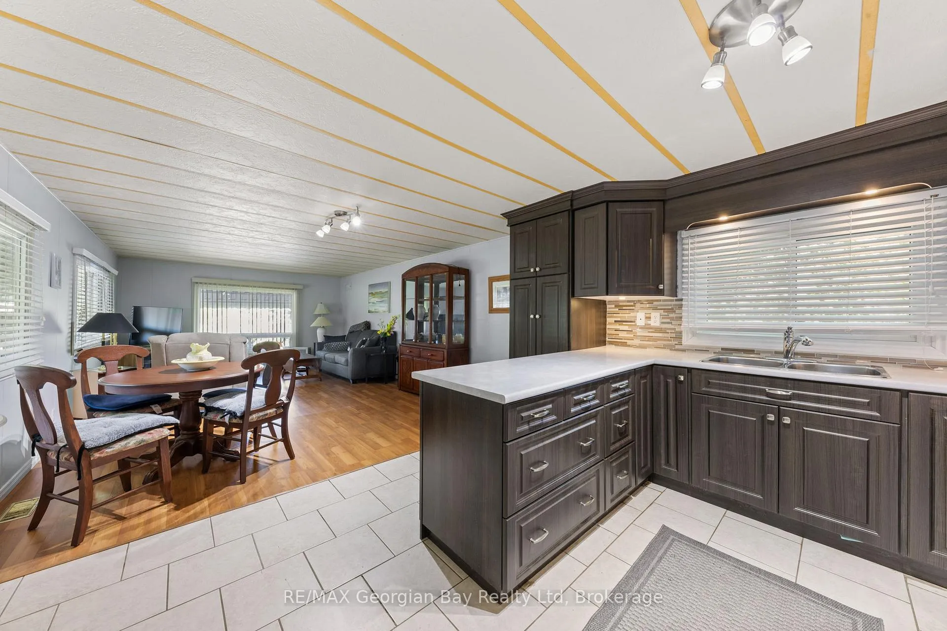 Photo 11 of 3 Lakeshore Road, Midland — HOMEH